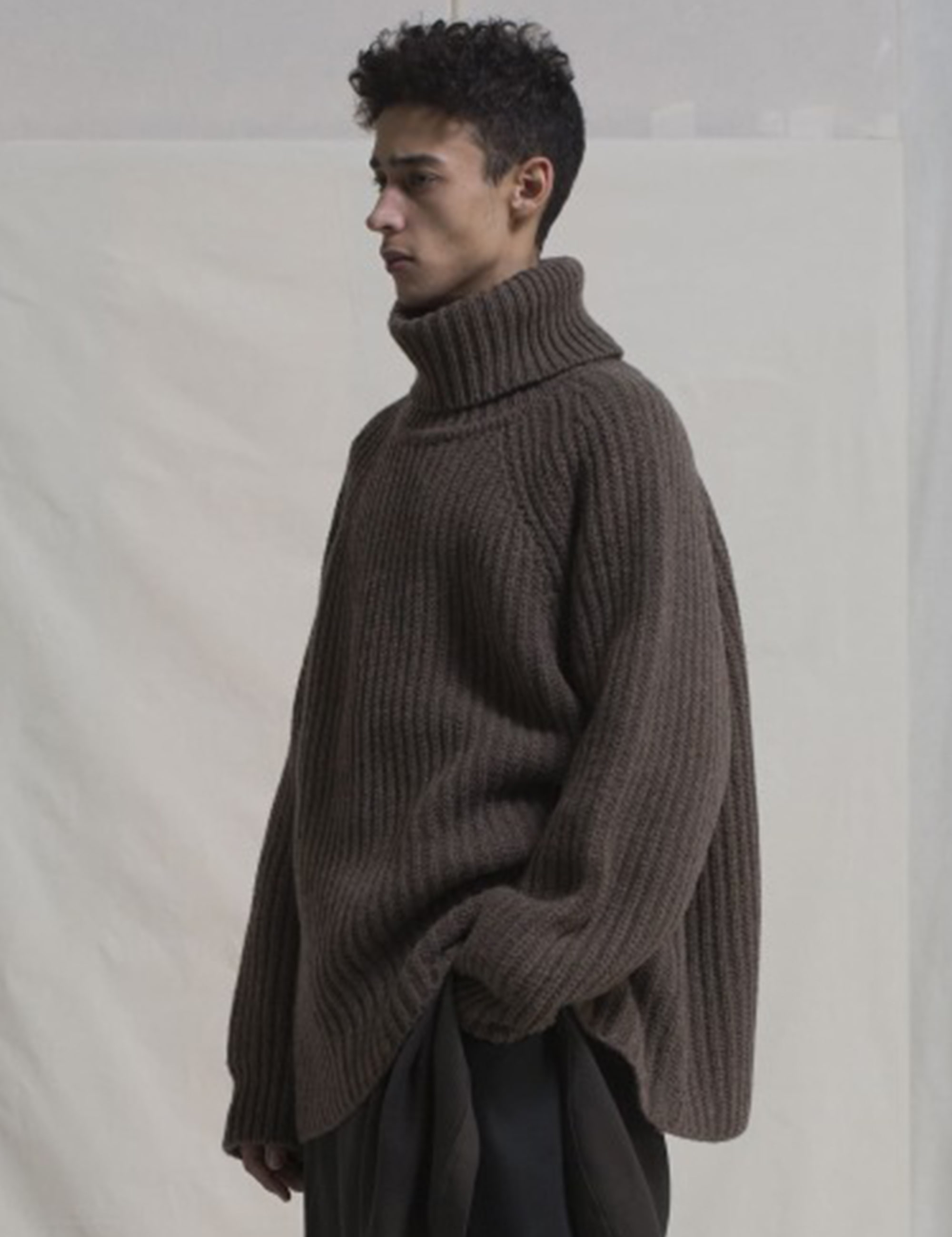 KNITTED TURTLE NECK_BROWN