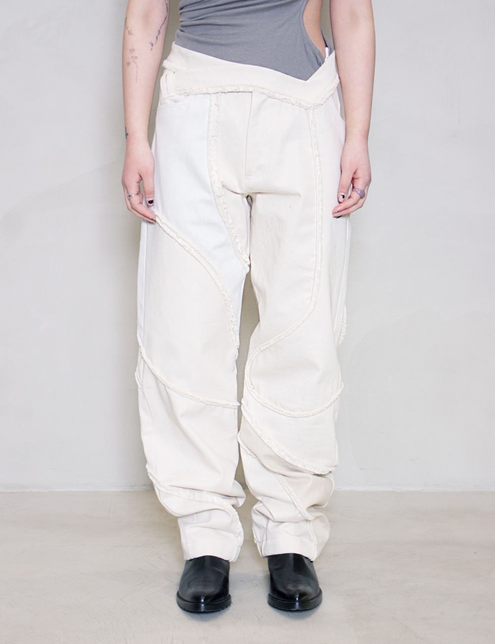 BEIGE TWO-TONED DISTRESSED PIPING TROUSERS_EREN