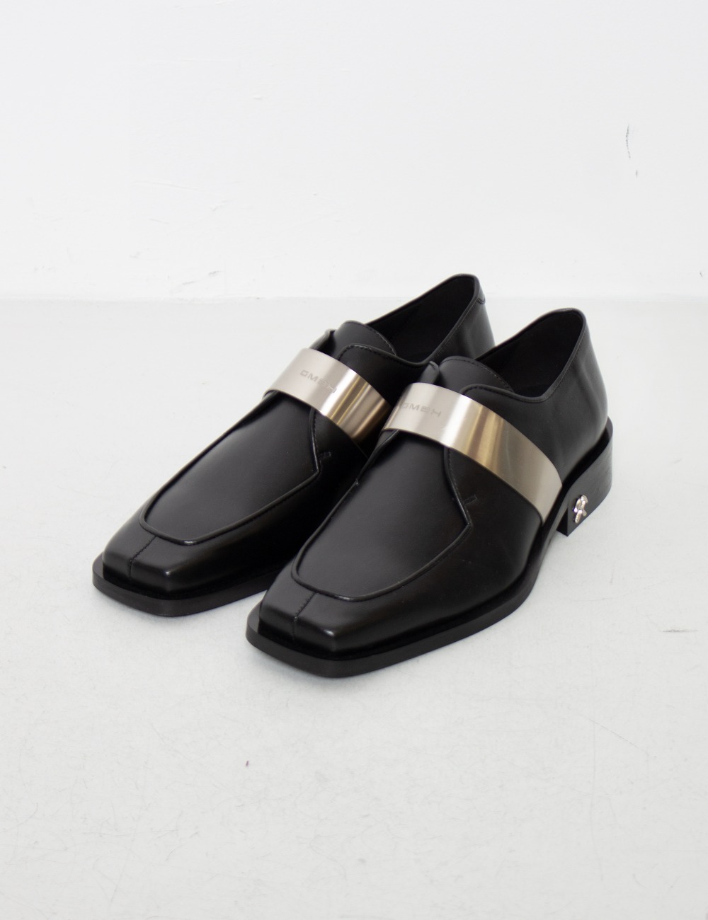 SINAN LOAFER WITH METAL_BLACK APPLE PAM