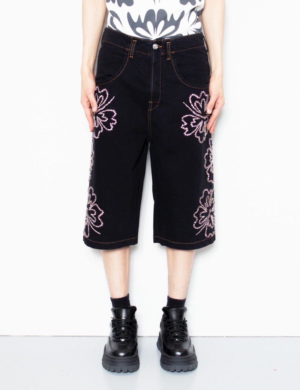 EMBROIDERED HIBISCUS LONG SHORTS_BLACK